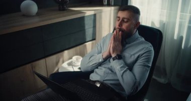 Borsa Çizelgelerini İzleyen Finansal Analizci ve Gerçek zamanlı Hisse Senetleri Dizüstü Bilgisayara Düşüyor, Finansal Kayıpları Yutuyor. Yatırım Temsilcisi Kötü Ekonomi Haberleri ve Borsa Çöküşü Hakkında Depresyona Girdi.