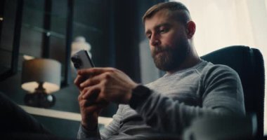 Profesyonel Borsa İşlemcisi Gerçek Zamanlı Borsa İzleme ve Akıllı Telefon Kullanarak Borsa Tabloları, İçme Kahvesi. Finans Dairesi 'nin rahat ofisinde çalışan başarılı Yatırım Ajanı.