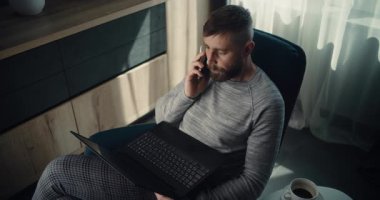 Yüksek Finansal Analistin Telefonu Var, Dizüstü bilgisayarda çalışıyor, Gerçek zamanlı borsa ve borsa grafiklerini izliyor. Başarılı İşadamı Konforlu Yatırım Bankası Ofisinde Çalışıyor.