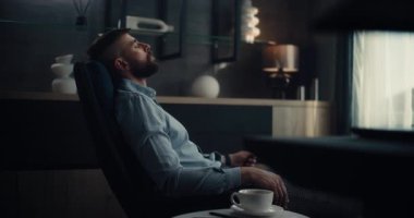 Profesyonel Borsa Komisyoncusu Gözleri Kapalı Oturuyor, İşten Sonra Rahatlıyor ve Başarılı Ticaret Günü. Modern İçişleri Bakanlığı ya da Finans Bürosu 'ndaki Yatırım Ajanı. Doli Vuruşu.