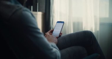 Smartphone üzerinde çalışan Profesyonel Finans Uzmanının Kapanışı, Gerçek Zamandaki Hisselerin İzlenmesi, Çevrimiçi Ticaret Uygulamasında Değişim Piyasası Çizelgeleri. Yatırım Bankası Ofisi 'nde başarılı bir iş adamı. Doli Vuruşu