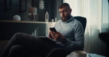 Akıllı Telefon Kullanarak Profesyonel Borsa İşlemcisi Gerçek zamanlı Borsa ve Borsa Tablolarını Analiz Ediyor. Finans Dairesi 'nin rahat ofisinde çalışan başarılı Yatırım Ajanı.