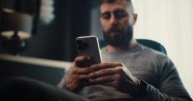 Smartphone üzerinde çalışan profesyonel finans analisti, Gerçek zamanlı hisse senedi ve borsa grafiklerini izleyen, yatırım yapan. Başarılı İşadamı Konforlu Yatırım Bankası Ofisinde Çalışıyor.