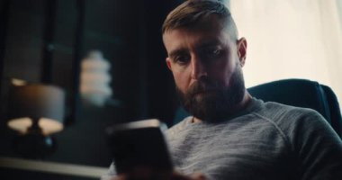 Smartphone üzerinde çalışan Finans Uzmanının Kapanışı, Gerçek zamanlı borsa grafiklerinin izlenmesi, yatırım yapılması. Rahat İçişleri Bakanlığı veya Yatırım Bankası 'nda Başarılı İşadamı.