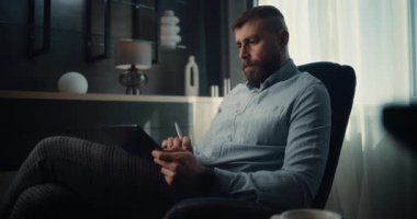 Tablet Bilgisayar ve Dijital Kalem Kullanarak Odaklanmış Borsa Simsarı, Gerçek zamanlı Borsa ve Borsa Tabloları İzleniyor. Finans Dairesi 'nin rahat ofisinde çalışan başarılı Yatırım Ajanı.