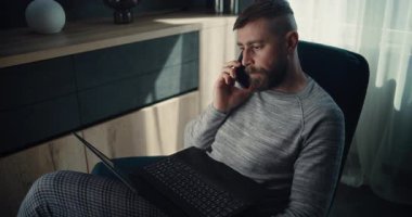 Gerçek zamanlı hisse senedi ve borsa grafiklerini izleyen profesyonel borsa simsarı dizüstü bilgisayar kullanıyor, cep telefonuyla konuşuyor. Finans Teşkilatı 'nın rahat ofisinde çalışan Yatırım Ajanı. Yüksek Açı.