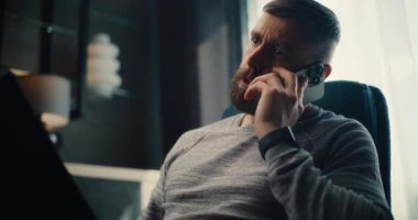 Profesyonel Finansal Uzman Telefon görüşmesi, Laptop üzerinde çalışmak, Gerçek zamanlı hisse senetleri ve borsa grafiklerini izlemek. Başarılı İşadamı Konforlu Yatırım Bankası Ofisinde Çalışıyor.