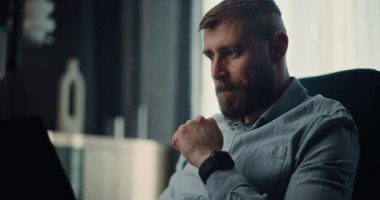 Dizüstü bilgisayarda çalışan, Gerçek zamanlı hisse senetlerini izleyen, borsa grafiklerini değiştiren heyecanlı bir finans analisti. Başarılı İşadamı Kârlı Yatırımlar Yapıyor, Konforlu Yatırım Bankası Ofisinde Çalışıyor