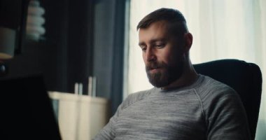 Menkul Kıymetler Borsası Menkul Kıymetler Borsacısı Başarılı Ticaret Anlaşması, İş Ortağıyla Görüşme, Gerçek zamanlı Hisseleri İzleme, Ofiste Dizüstü Bilgisayarda Çalışma. İşadamı Kârlı Yatırımlar Yapıyor.