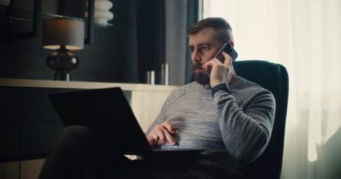 Profesyonel Borsa Tüccarı Gerçek Zamanlı Borsa Analizi Dizüstü bilgisayar kullanarak, Cep telefonuyla Konuşarak. Finans Dairesi 'nin rahat ofisinde çalışan başarılı Yatırım Ajanı.