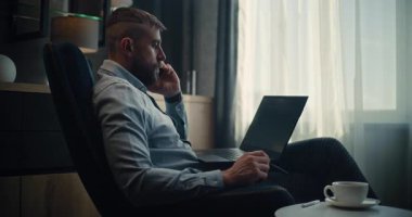 Ciddi Menkul Kıymetler Borsası İşlemcisi Yatırımcıyla Telefon Görüşmesi Yapıyor, Laptop Kullanıyor, Gerçek zamanlı Hisse ve Piyasa Çizelgeleri Çevrimiçi Ticaret Uygulamasında İzleniyor. Ofisteki Profesyonel Yatırım Ajanı. Doli Vuruşu.