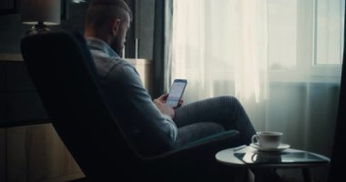 Akıllı Telefon ve Çevrimiçi Ticaret Uygulamasını Kullanarak Gerçek Zamanlı Borsa ve Borsa Çizelgelerini İzleyen Profesyonel Borsa İşlemcisi. Finans Bürosu 'nda çalışan Yatırım Ajanı. Doli Vuruşu.