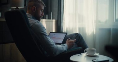 Smartphone ve Tablet üzerinde çalışan Profesyonel Finansal Uzman, Gerçek Zamanlı Hisselerin İzlenmesi, Çevrimiçi Ticaret Uygulamasında Değişim Piyasası Grafikleri. Yatırım Bankası Ofisi 'nde başarılı bir iş adamı. Doli Vuruşu.