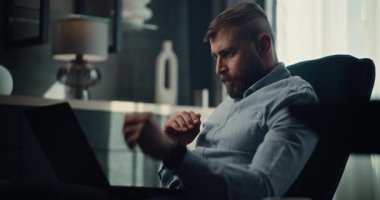 Dizüstü bilgisayarda Gerçek Zamanlı Borsa İzleme ve Borsa Çizelgeleri Üzücü Profesyonel Borsa Tüccarı Finansal Kriz Bozukluğu çekiyor. Yatırım Temsilcisi Ani Borsa Çöküşü Hakkında Stres Yaptı.