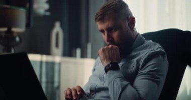 Konsantre Profesyonel Borsa Simsarı Laptop Kullanıyor, Gerçek zamanlı Borsa ve Borsa Çizelgelerini İzliyor. Başarılı Yatırım Ajanı, Mali Büro Ticaretinde Çalışıyor.