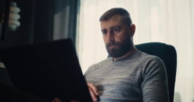 Dizüstü bilgisayarda çalışan, gerçek zamanlı hisse senetleri ve borsa grafiklerini izleyen, yatırım yapan profesyonel finans analisti. Başarılı İşadamı Konforlu İçişleri Bakanlığı 'nda çalışıyor. Doli Vuruşu.