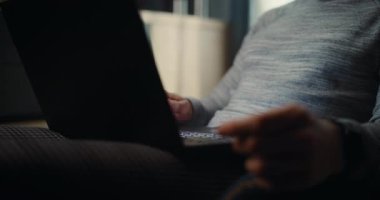 Dizüstü bilgisayar, Gerçek zamanlı borsa ve borsa grafiklerinin izlenmesi üzerine çalışan Profesyonel Odaklı Finans Uzmanının Kapanışı. Başarılı İşadamı Konforlu Yatırım Bankası Ofisinde Çalışıyor.