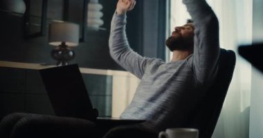 Başarılı bir Ticaret Anlaşması yaptıktan sonra Menkul Kıymetler Borsası 'nın Kutlaması, Gerçek zamanlı borsa grafikleri dizüstü bilgisayarda izlenmesi. Finans Dairesi 'nde çalışan heyecanlı iş adamı.