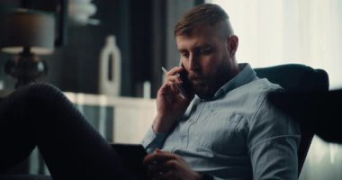 Profesyonel Finans Analisti Telefonda Ticaret Stratejisi, Gerçek Zamanlı Hisselerin İzlenmesi, Tablet Bilgisayarda Borsa Tabloları. Başarılı İşadamı Konforlu İçişleri Bakanlığı 'nda Çalışıyor.