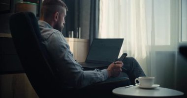 Çevrimiçi Ticaret Yazılım 'da Dizüstü bilgisayar ve Smartphone üzerinde çalışan Profesyonel Finans Analisti, Gerçek zamanlı Borsa Tabloları Analizi. Başarılı İşadamı Yatırım Bankası Ofisinde Çalışıyor.