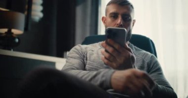 Başarılı borsa simsarları Gerçek zamanlı hisse senedi ve borsa grafiklerini izliyor. Akıllı telefon kullanıyor, kahve içiyor. Finans Teşkilatı 'nın rahat ofisinde çalışan Yatırım Ajanı. Odaklanmayı Düzenle.