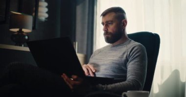 Finansal Uzman Laptop üzerinde çalışıyor, Gerçek zamanlı hisse senedi ve borsa grafiklerini izliyor, yatırım yapıyor. Başarılı İşadamı, Konforlu Yatırım Bankası Ofisinde Çalışıyor. Doli Vuruşu.