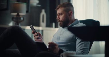 Akıllı Telefon ve Tablet Bilgisayar kullanarak Gerçek zamanlı borsa ve borsa grafiklerini izleyen odaklanmış borsa simsarı. Finans Dairesi 'nin rahat ofisinde çalışan Yatırım Ajanı.