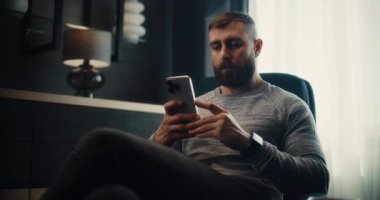 Profesyonel Borsa Borsası Analizi Gerçek Zamanlı Borsa Çizelgeleri Akıllı Telefon kullanarak, Yatırım Yaparak. Finans Dairesi 'nin rahat ofisinde çalışan başarılı Yatırım Ajanı.