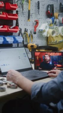 Adam Gerçek zamanlı borsa grafiklerini kontrol ediyor, dizüstü bilgisayar kullanarak alışveriş grafiklerini değiştiriyor, dijital tablet üzerine online ticaret dersi izliyor. Çalışanların Mesai saatleri içinde uzaktan ticaret eğitimi alması. Dikey Çekim.