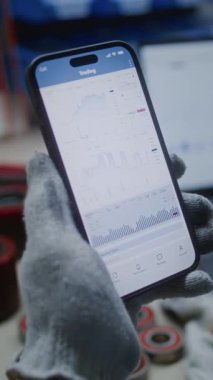 Gerçek zamanlı hisse senedi, akıllı telefon ve dizüstü bilgisayarda borsa grafikleri izleyen adam. Çalışanların Çalışma Günü 'nde İşçi Yatırım Yapması, İş ve Çevrimiçi Ticaret Birleştirmesi. Yakın çekim. Dikey Çekim.