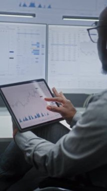 Gerçek zamanlı hisse senedi takibi, Dijital Tablet ve Bilgisayar Piyasa Çizelgeleri ve Çoklu İzleme Masaüstü ile Afro-Amerikan Borsası. Ofiste çalışan Yatırım Ajanı. Yakınlaştır. Dikey Çekim.