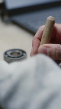 Atölyede Çalışma Günü: Bakım İşçisinin İşlerini Kapatma. Erkek Temizleme ya da Hizmet Geliştirme, Çevrimiçi Çalışmayla Çalışmayı Birleştirme. Odaklanmamış Bilgisayarda. Dikey Çekim.