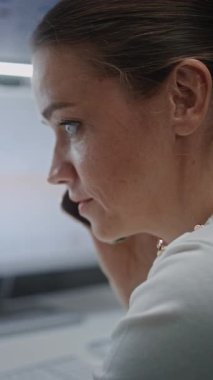 Kadın Borsası Tüccarının Telefon Görüşmesi, Gerçek Zamanlı Borsa ve Bilgisayar ve Dijital Tablet Çizelgeleri İzleniyor. Yatırım acentesi kötü ekonomi haberleri konusunda stres yaptı. Dikey Çekim.