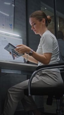 Üzücü Kadın Borsası Gerçek zamanlı Bilgisayar ve Dijital Tablet İzleme, Finansal Kayıplar. Yatırım acentesi kötü ekonomi haberleri konusunda stres yaptı. Dikey Çekim.