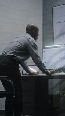 Mali Kriz Analisti, Telefonla Bağrışma, Ofisteki Gerçek Zamanlı Piyasa Çizelgeleri Analizi. Afro-Amerikalı İşadamı Borsa Çöküşü Hakkında Öfkeli. Dikey Çekim.