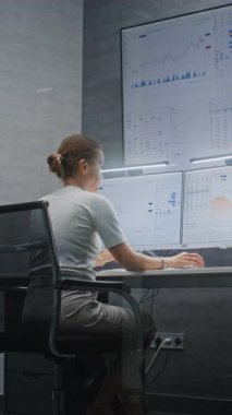 Multi-Monitor Workstation, Real-Time Stocks ve Exchange Market Charts ile bilgisayar üzerinde çalışan kadın finans analisti. Finansal Büro 'da başarılı bir iş kadını. Dikey Çekim.