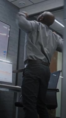 Gelişmiş Ticaret Ofisi 'ndeki Mutlu Afrikalı Amerikalı İşadamı: Heyecanlı Finansal Analizci Atlama Başarılı Finansal Anlaşma, Telefon görüşmesi, Kârlı Yatırım Yapma. Dikey Çekim.