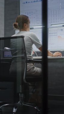 Çoklu İzleyici Masaüstü Ayarları ile Gerçek zamanlı borsa ve borsa grafiklerini izleyen borsa komisyoncusu. Geceleri Modern Ofis 'te çalışan Yatırım Ajanı. Dikey Çekim.