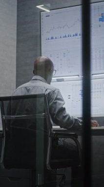 Mali Kriz Analisti, Telefonda Bağrışmalar, Ofisteki Borsa Tablolarının Analizi. Afro-Amerikalı İşadamı Borsa Çöküşü Hakkında Öfkeli. Dikey Çekim.