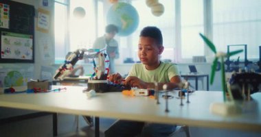 Modern Sınıfta Bilim ve Teknoloji Dersinde Robotik Kol Modeli Çalışan İlkokul Öğrencisi. Genç Afrikalı Amerikalı Çocuk Mühendis Olmayı Hayal Ediyor. Etkileşimli BTMM Eğitimi.