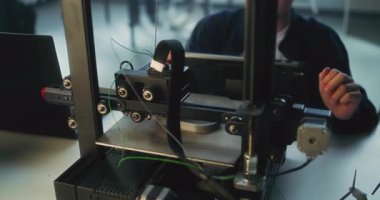 İlkokul çocuğu programlama dersi sırasında Tablet Bilgisayar 'da Gelişmiş Otomatik 3D Yazıcı Kodu yazıyor. Modern Sınıfta Akıllı Genç Çocuk Teknoloji okuyor. Etkileşimli BTMM Eğitimi.