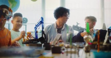 Çok Etnik Sınıfta Zeki Çocuklar ve Genç Öğretmenler Toplama İnşaatçısı BTMM Dersi. Robot Bilimleri, Yenilenebilir Enerji Modelleri ve Modern Teknolojiler Araştıran İlkokul Çocukları.