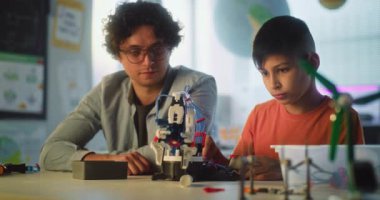 Bilim ve Mühendislik Dersi: İlköğretim Okulu Öğrenci Yenilikçi Robot Kolu Modeli. Modern Sınıfta Akıllı Çocuğu Eğiten Öğretmen. Etkileşimli Öğrenme ve BTMM Eğitimi.