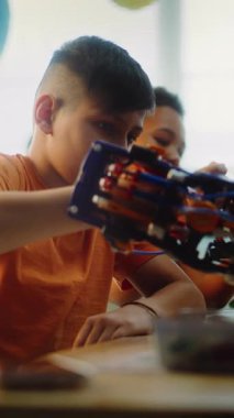 Çoklu Kültür Sınıfı 'nda BTMM Projeleri üzerinde çalışan çeşitli çocuk ve öğretmen grupları. Robot Bilimi ve Yenilenebilir Enerji Modelleri Araştıran İlkokul Öğrencileri. Dikey Çekim.