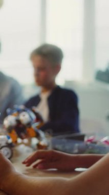 Çoklu Kültür Sınıfı 'nda BTMM Projeleri üzerinde çalışan çeşitli çocuk ve öğretmen grupları. Robot Bilimi ve Yenilenebilir Enerji Modelleri Araştıran İlkokul Öğrencileri. Ağır çekim. Dikey Çekim.