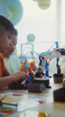 Çoklu Kültür Sınıfı 'nda BTMM Projeleri üzerinde çalışan çeşitli çocuk ve öğretmen grupları. Robot Bilimi ve Yenilenebilir Enerji Modelleri Araştıran İlkokul Öğrencileri. Dikey Çekim.