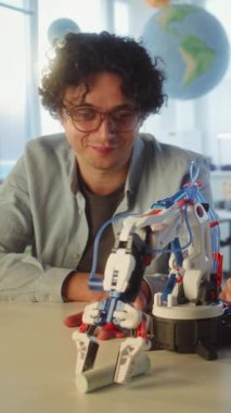 Bilim ve Mühendislik Dersi: İlköğretim Okulu Öğrenci Robot Kolu Modeli. Modern Sınıfta Akıllı Çocuğu Eğiten Öğretmen. İnteraktif Öğrenme ve BTMM Eğitimi. Dikey Çekim.