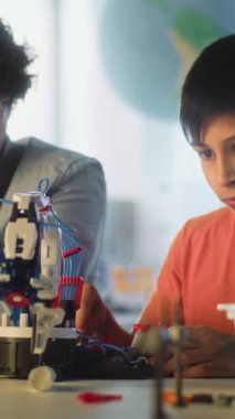 Bilim ve Mühendislik Dersi: İlköğretim Okulu Öğrenci Yenilikçi Robot Kolu Modeli. Sınıfta Akıllı Çocuk 'u Eğiten Öğretmen. İnteraktif Öğrenme, BTMM Eğitimi. Dikey Çekim.