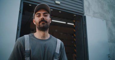 Lojistik Perakende Deposu 'nun dışında: Kameraya Bakan Afrikalı Amerikalı Yükleyiciye Çevrimiçi Siparişler, Satın Alım ve E-Ticari Mallar Veren Personel Kutusunun Portresi. Kargo Servisi.