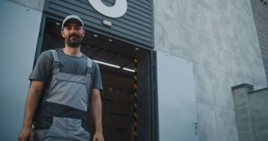 Lojistik Dağıtım Deposunun dışında Çalışmak: İşçi Çevrimiçi Siparişlerle Karton Kutu Veriyor, E-Ticari Mallar Afro-Amerikan Teslimat Meslektaşlarına Veriyor, Kameraya Bakıyor. Yavaş Hareket.